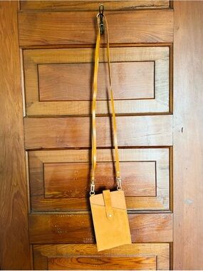 heyday Crossbody Phone/wallet Pouch in Tan